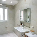 Lungomare Luxury Sea View شقة *