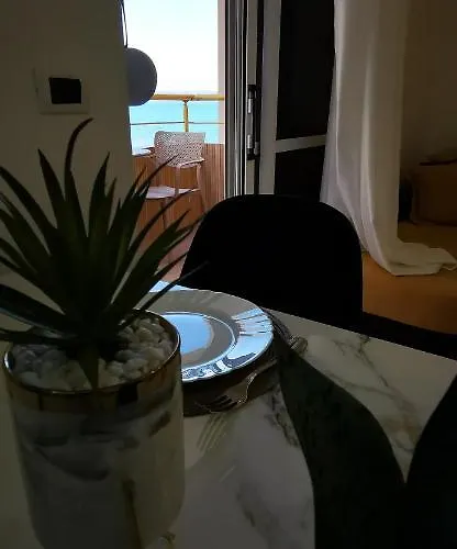 Lungomare Luxury Sea View شقة فلورا
